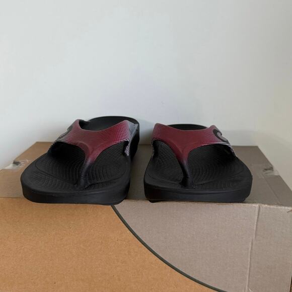 OOFOS Black/Burgundy Unisex Sandals Slip On Flip Flop- Men 6- Women 8 main image 8